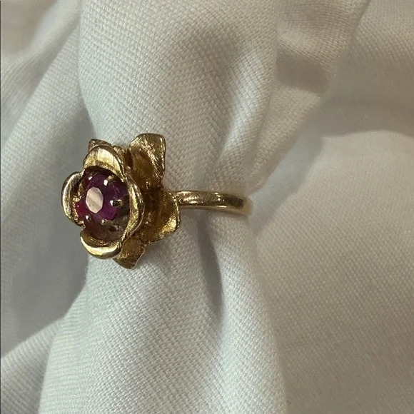 Solid 14K Gold Rare Vintage Floral 3 gram Ring with Genuine Ruby Stone. Size 3